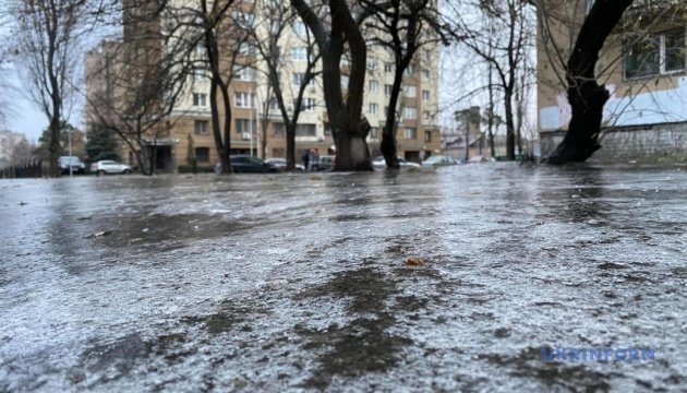 В Харькове объявили желтый уровень опасности из-за гололедицы