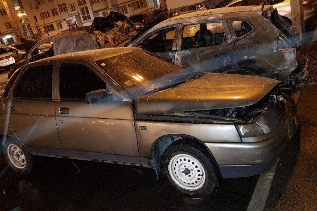 В Харькове во дворе многоэтажки сгорели три автомобиля и поврежден внедорожник (фото)