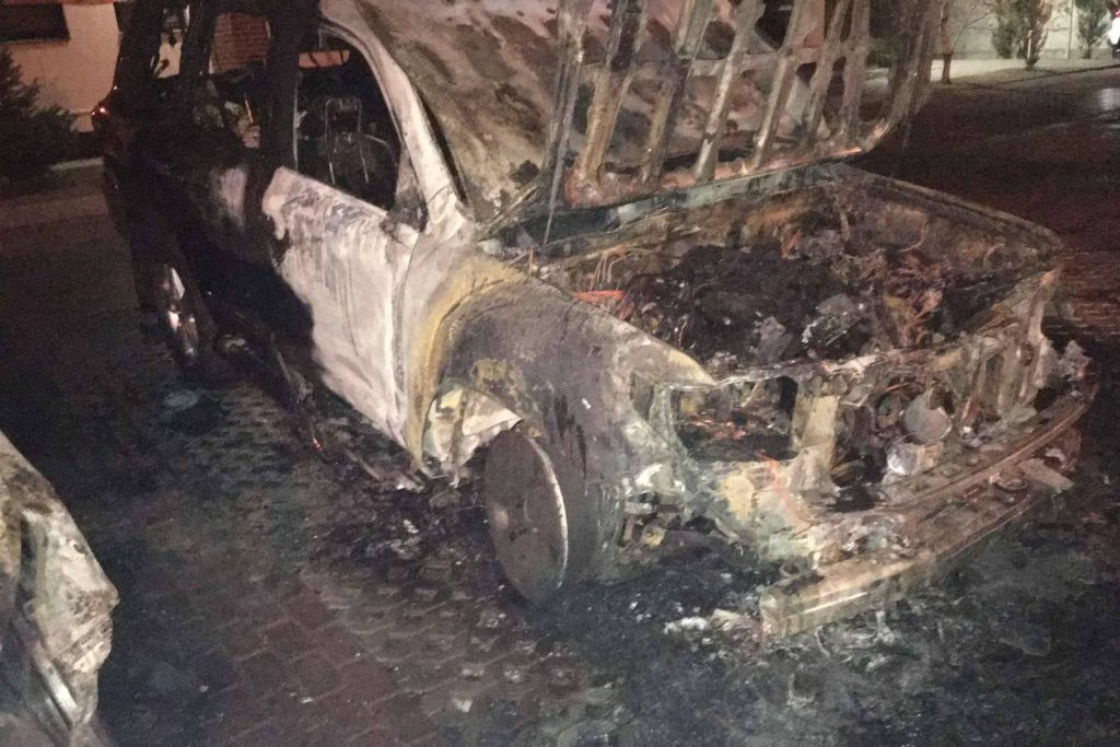 В Харькове сгорел автомобиль, припаркованный возле жилого дома