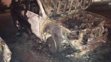В Харькове сгорел автомобиль, припаркованный возле жилого дома