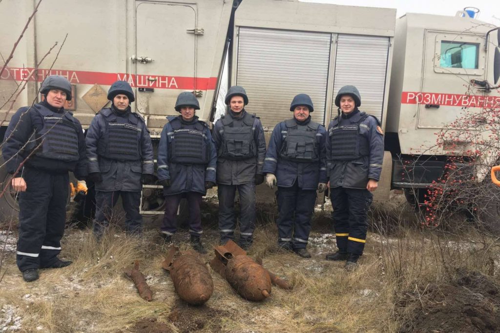 В поле на Харьковщине нашли 100-килограммовую авиабомбу (фото)