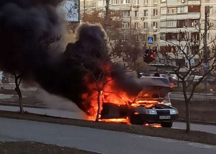 Автомобиль на Салтовке загорелся во время движения — спасатели (фото)