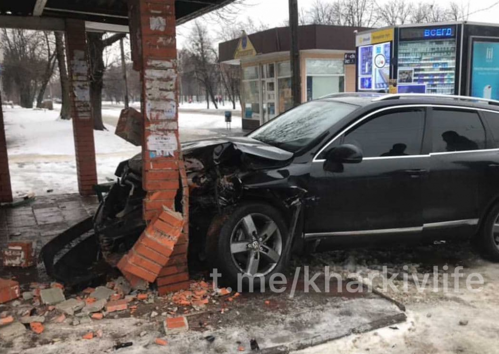 В Харькове внедорожник врезался в остановку общественного транспорта (фото)