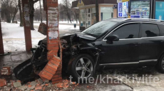 В Харькове внедорожник врезался в остановку общественного транспорта (фото)