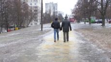 Кількість травмованих через ожеледицю зросла: експерт дав поради, як не покалічитися (відео)
