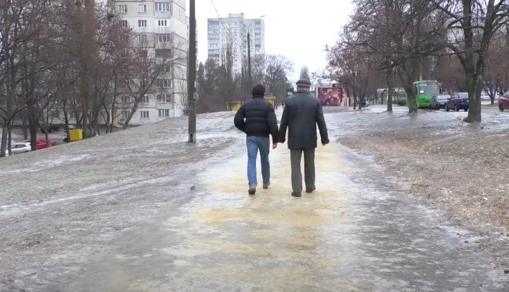 Кількість травмованих через ожеледицю зросла: експерт дав поради, як не покалічитися (відео)