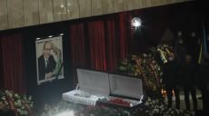 Українські політики, бізнесмени та друзі: хто приїхав на прощання з Кернесом до ХНАТОБу