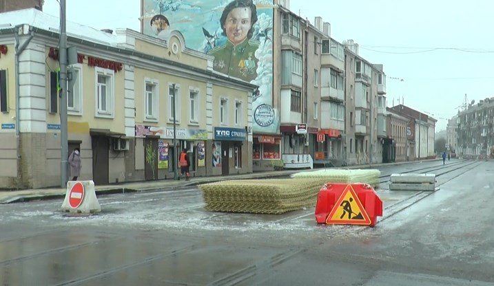 Чи вкладають асфальт під час ожеледі: водіїв здивували роботи на Московському проспекті (відео)