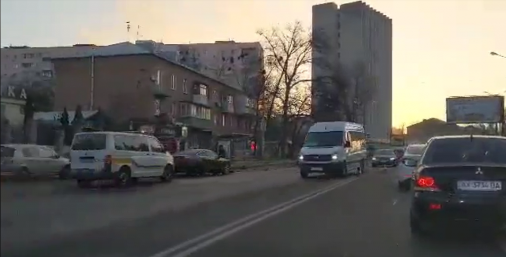 Движение по улице Клочковской затруднено из-за ДТП (видео)