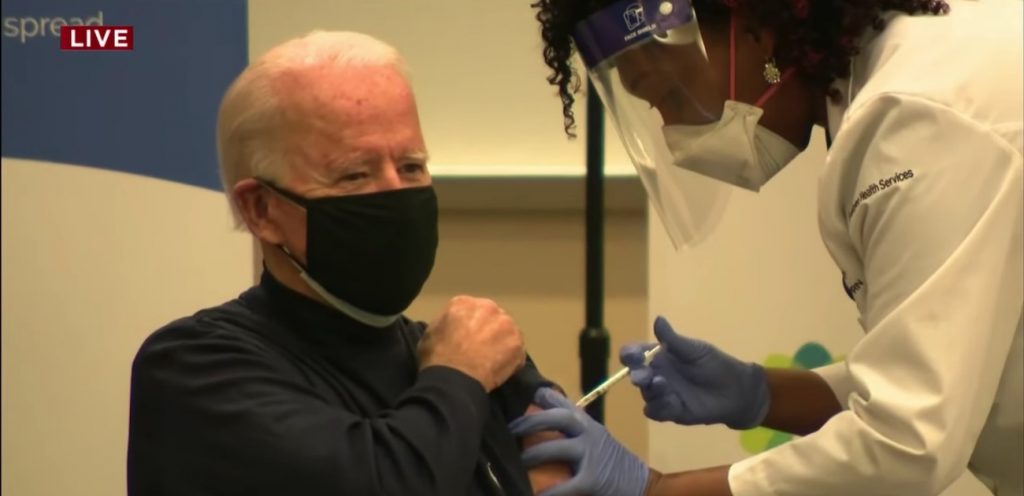 Джо Байден вакцинировался от коронавируса в прямом эфире (видео)