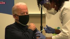 Джо Байден вакцинировался от коронавируса в прямом эфире (видео)