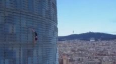 В Барселоне мужчина забрался на небоскреб безо всякой страховки (видео)