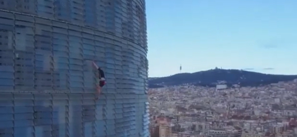 В Барселоне мужчина забрался на небоскреб безо всякой страховки (видео)