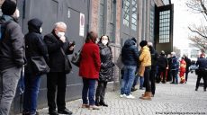 Жители Берлина выстраиваются в очереди на вакцинацию против COVID-19