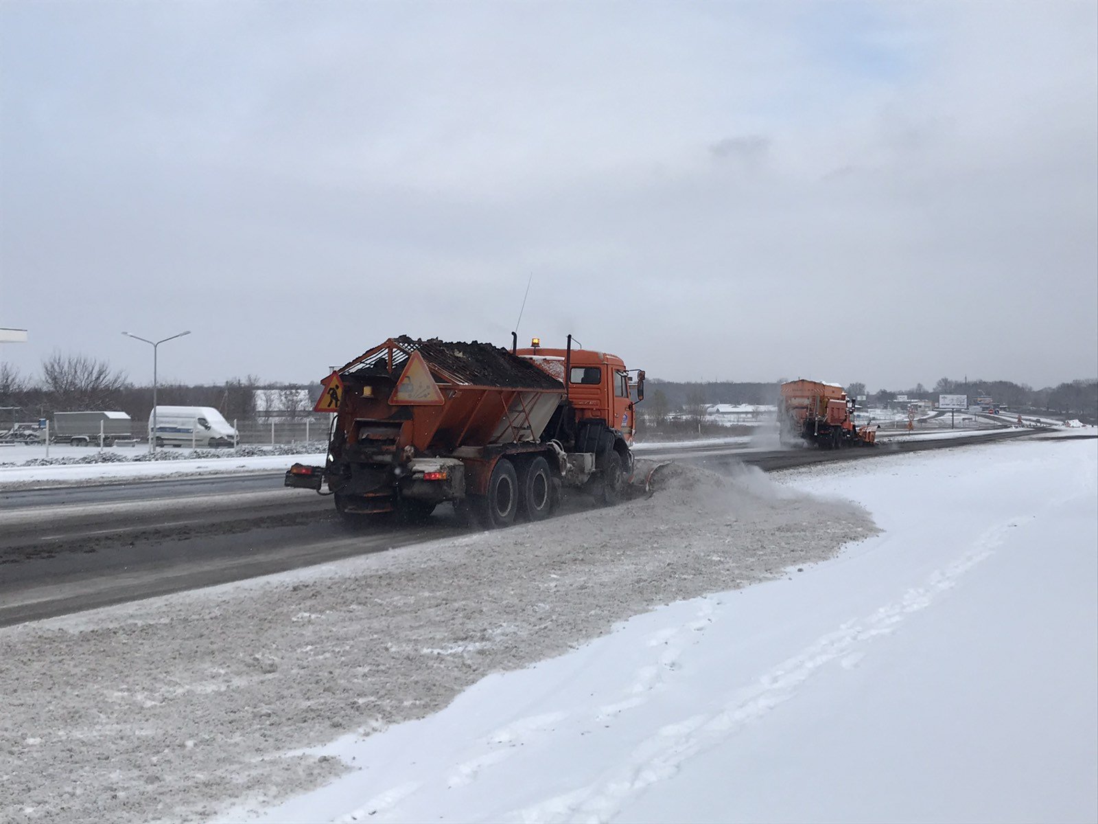 Проезд обеспечен: на дороги Харьковщины высыпали 840 кубов песка с солью