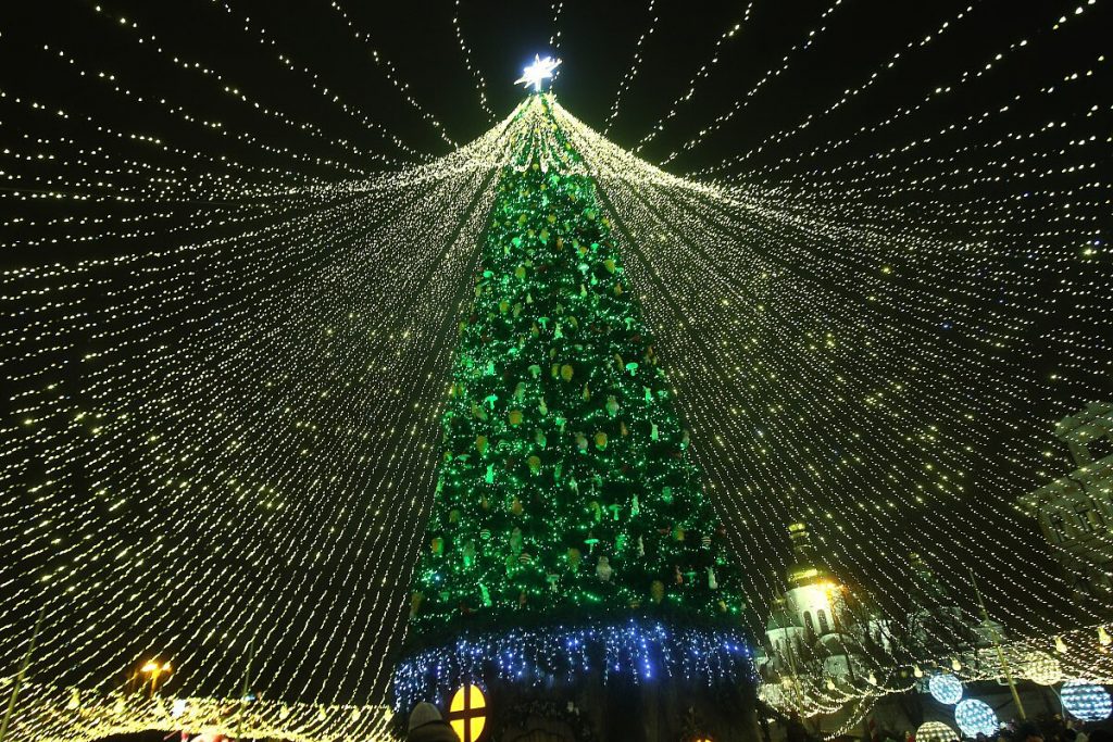 Главная елка страны на Софийской площади вошла в ТОП-5 европейских новогодних красавиц (фото)