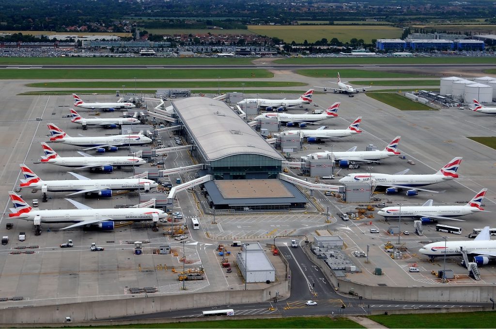 Страны Европы закрывают авиасообщение с Великобританией из-за мутировавшего SARS-CoV-2