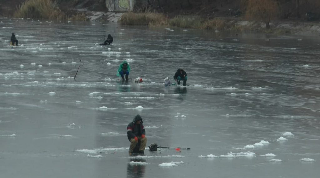 Спасатели предупреждают: лед на водоемах Харьковщины не выдержит даже ребенка