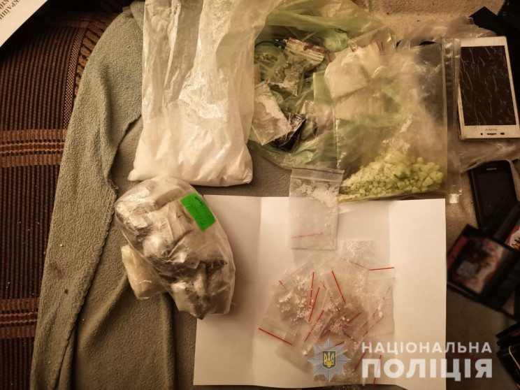 Полиция обнаружила у харьковчанки наркотиков на сумму более 100 тыс. грн (фото)