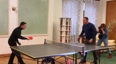 Зеленский сыграл в пинг-понг, позируя американцам (видео)