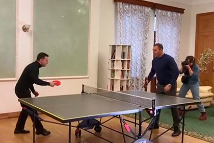 Зеленский сыграл в пинг-понг, позируя американцам (видео)