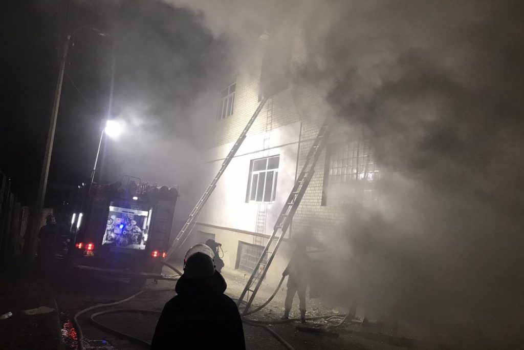 Спасатели справились с огнем — горело производственно-хозяйственное здание в Харькове (видео, фото)