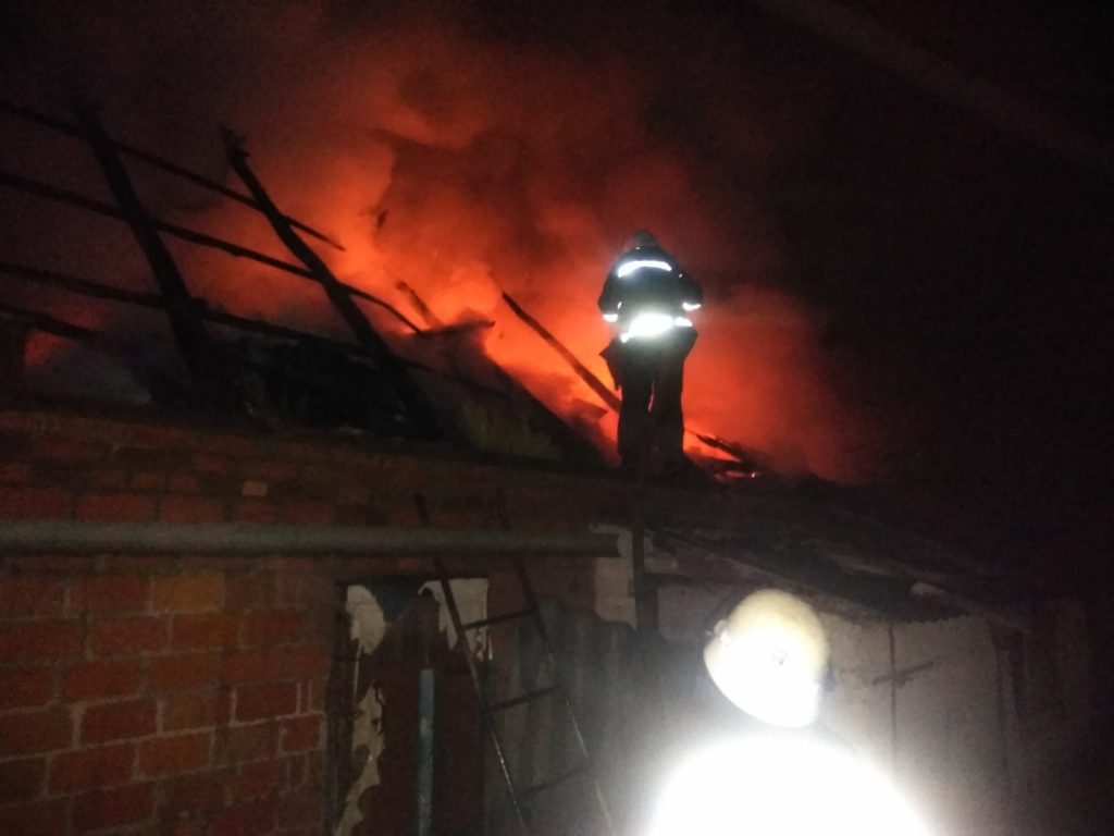 В Валковском районе спасатели потушили пожар на территории домовладения (фото)
