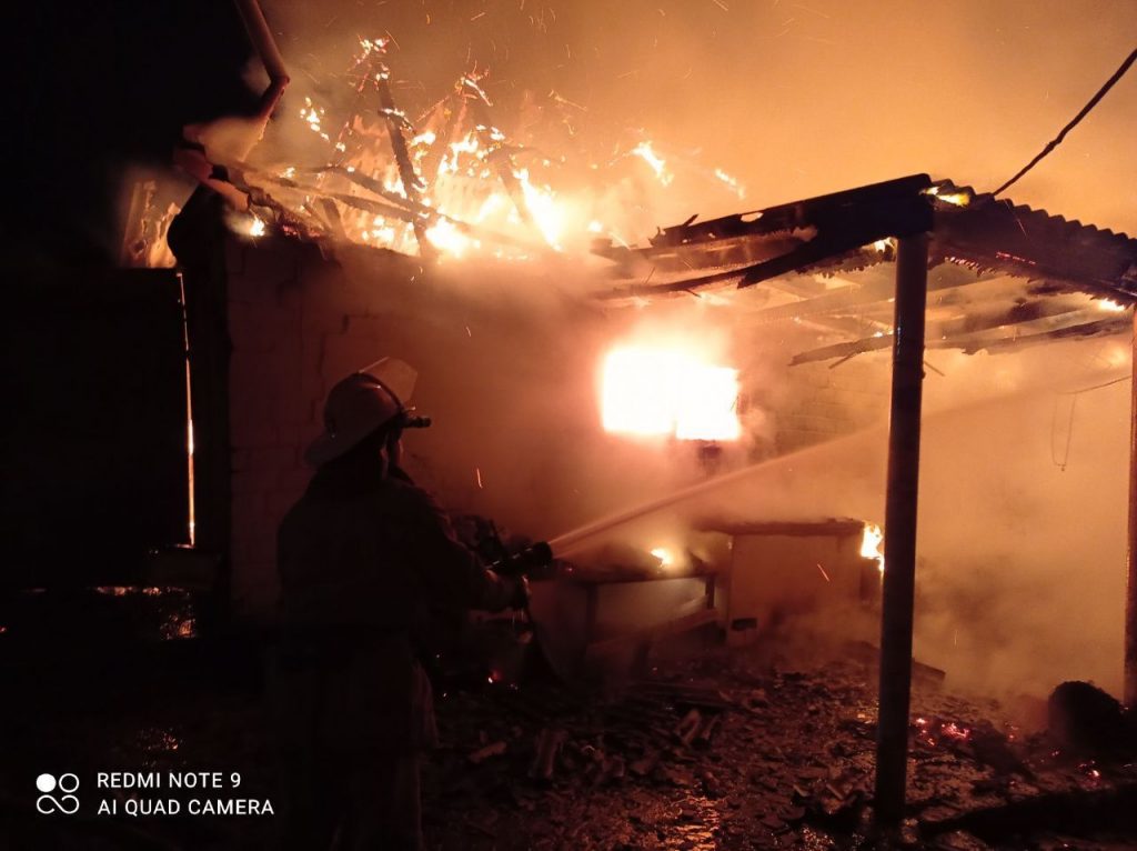 На Харьковщине в частном домовладении сгорели сарай и автомобиль (фото)