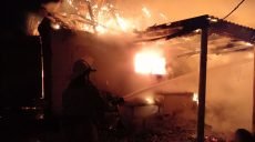 На Харьковщине в частном домовладении сгорели сарай и автомобиль (фото)