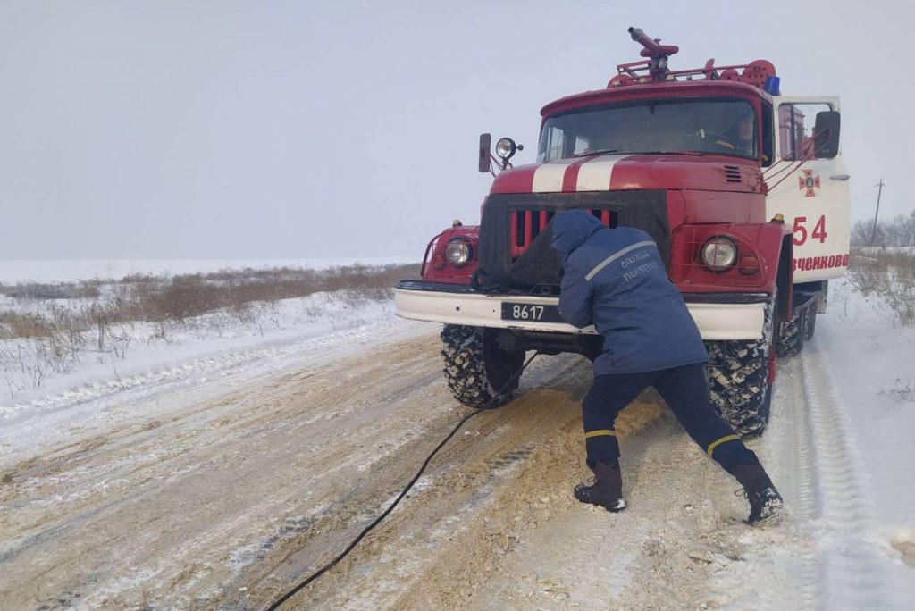 На Харьковщине спасатели вытаскивали из снежного заноса фуры (фото)
