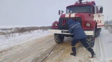 На Харьковщине спасатели вытаскивали из снежного заноса фуры (фото)