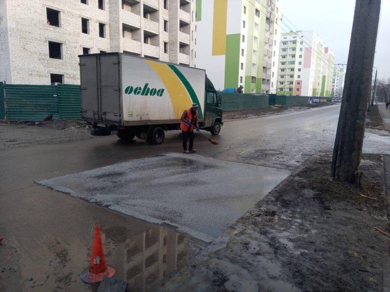 Коммунальщики восстановили дорожное покрытие (фото)