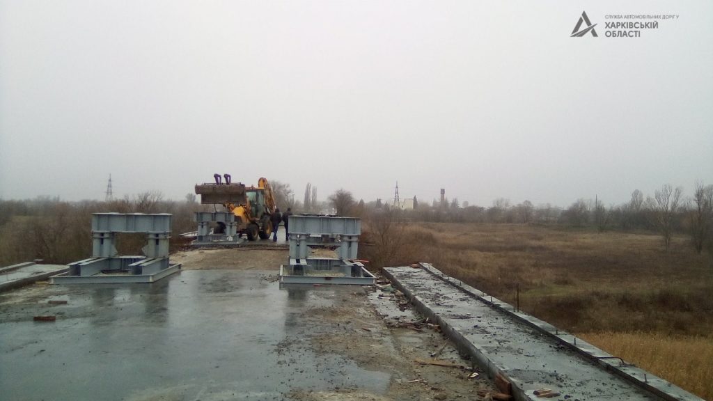 На Харьковщине ремонтируют мост на симферопольской трассе