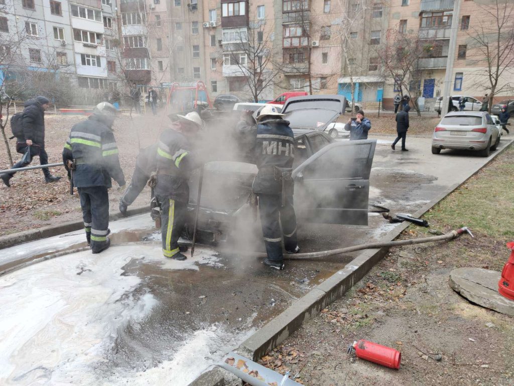 Спасатели сообщили подробности возгорания автомобиля в Харькове (фото)