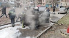 Спасатели сообщили подробности возгорания автомобиля в Харькове (фото)