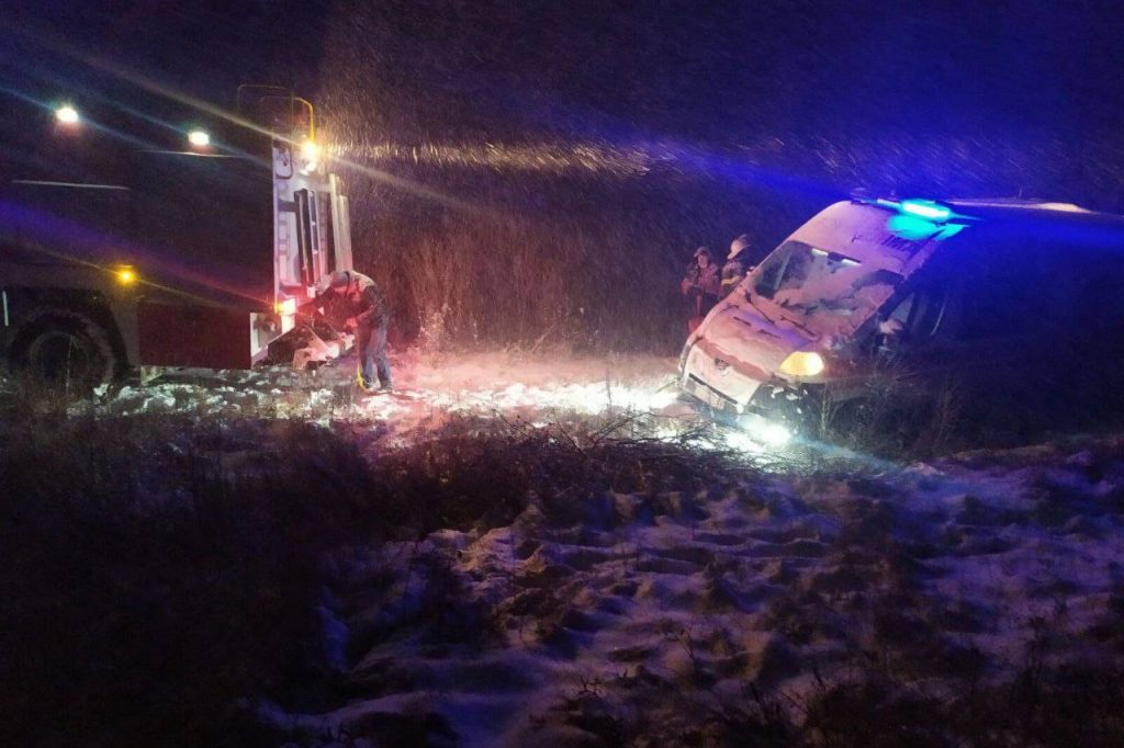 «Скорые» на Харьковщине снова попадают в снежные заносы (видео, фото)