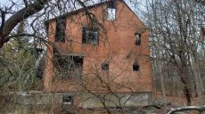 На Харьковщине полностью выгорела двухэтажная дача (фото)