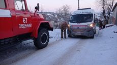 На Харьковщине “скорую” вытащили из кювета (фото)