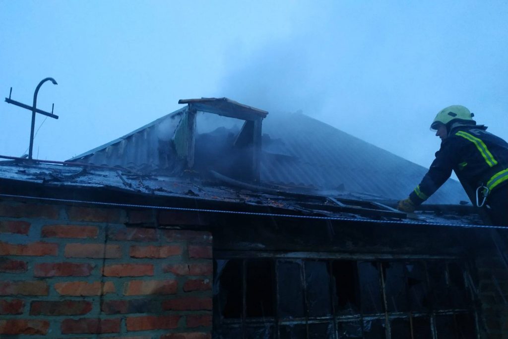 На Харьковщине из-за проводки загорелся дом (фото)