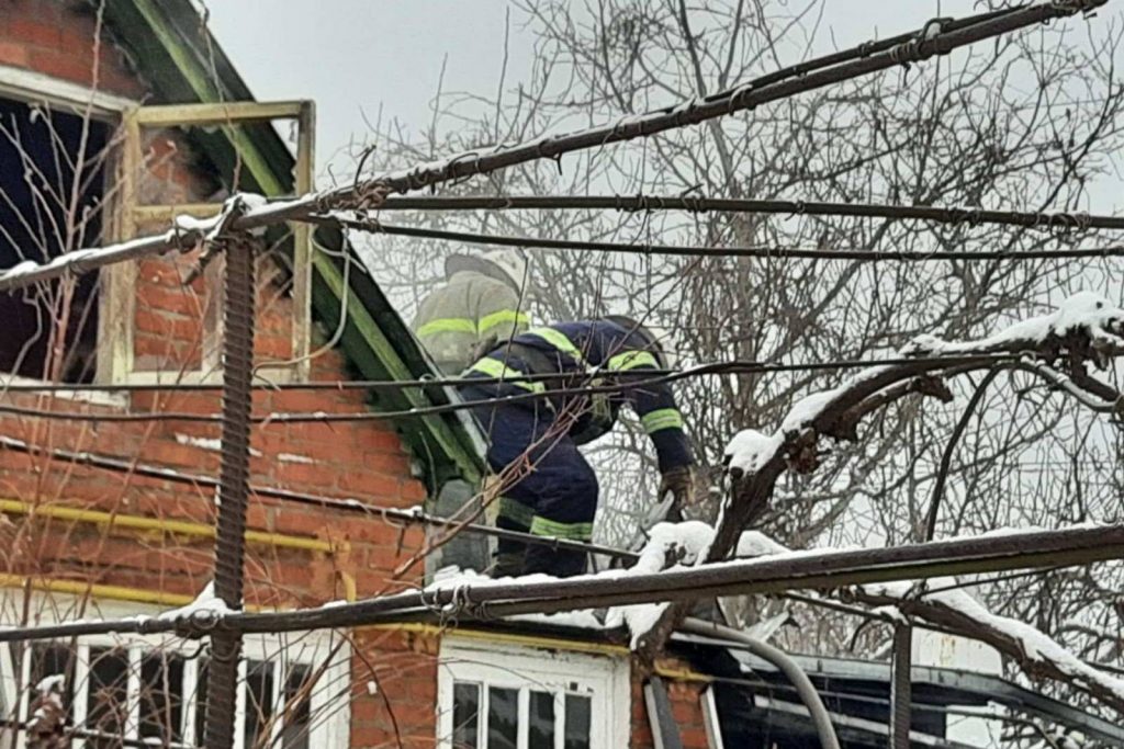 Во время пожара в доме под Харьковом спасатели обнаружили тело погибшей