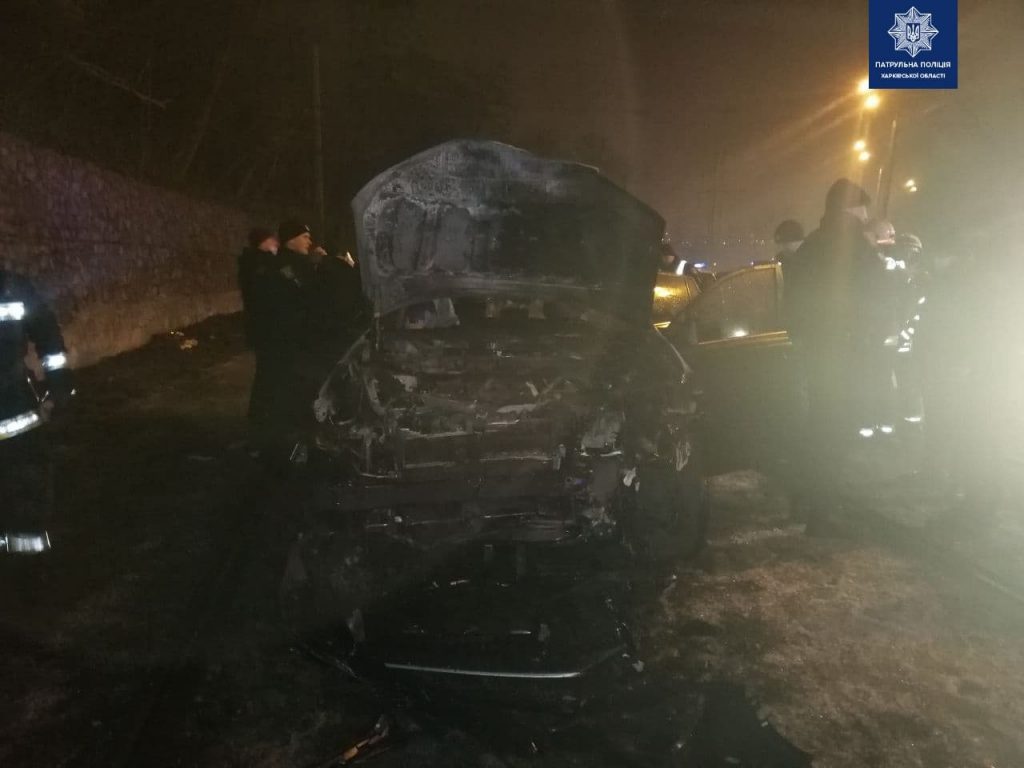 В Харькове дотла сгорела Toyota: в полиции сообщили подробности ДТП (обновлено, фото)