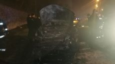 В Харькове дотла сгорела Toyota: в полиции сообщили подробности ДТП (обновлено, фото)