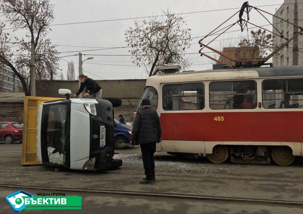 В Харькове трамвай перевернул грузовую машину (обновлено, фото, видео)