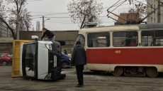 В Харькове трамвай перевернул грузовую машину (обновлено, фото, видео)