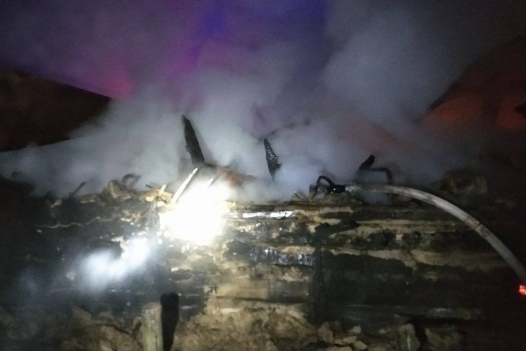 Под обломками сгоревшего дома нашли обгорелые останки человека (фото)