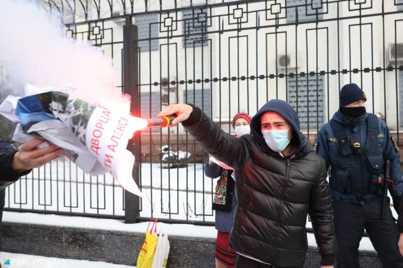 Навальный поддержал захват Крыма — в Киеве возле посольства РФ произошли столкновения