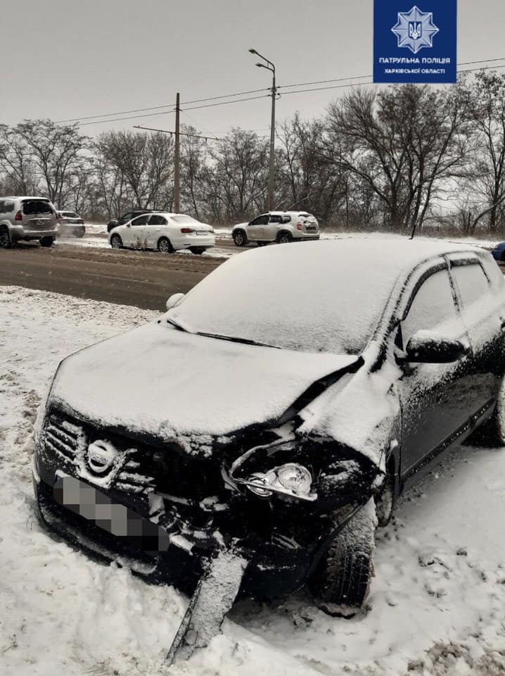 В Харькове столкнулись Nissan Qashqai, Jeep Renegade и Volkswagen (фото)