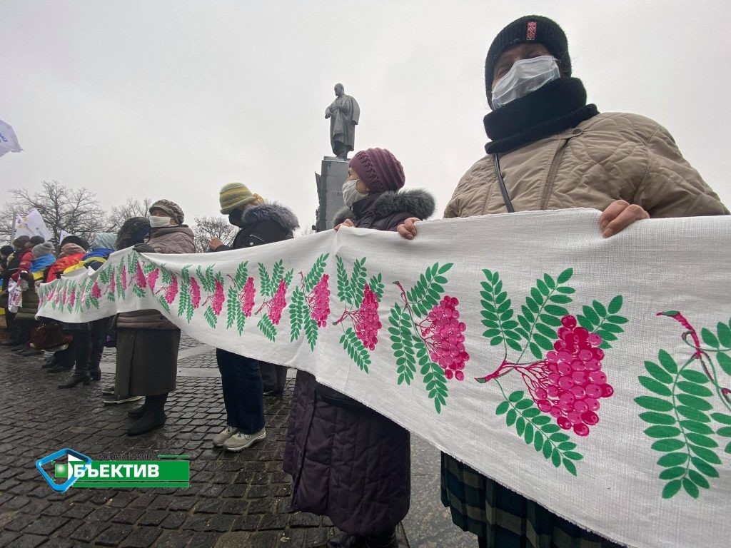 У памятника Тарасу Шевченко харьковчане образовали живую цепь единства (фото, видео)