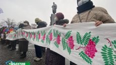 У памятника Тарасу Шевченко харьковчане образовали живую цепь единства (фото, видео)