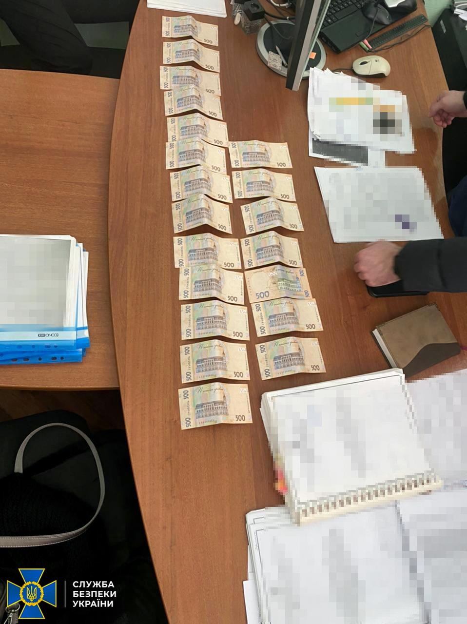 Руководителя Харьковского земкадастра задержали при получении взятки